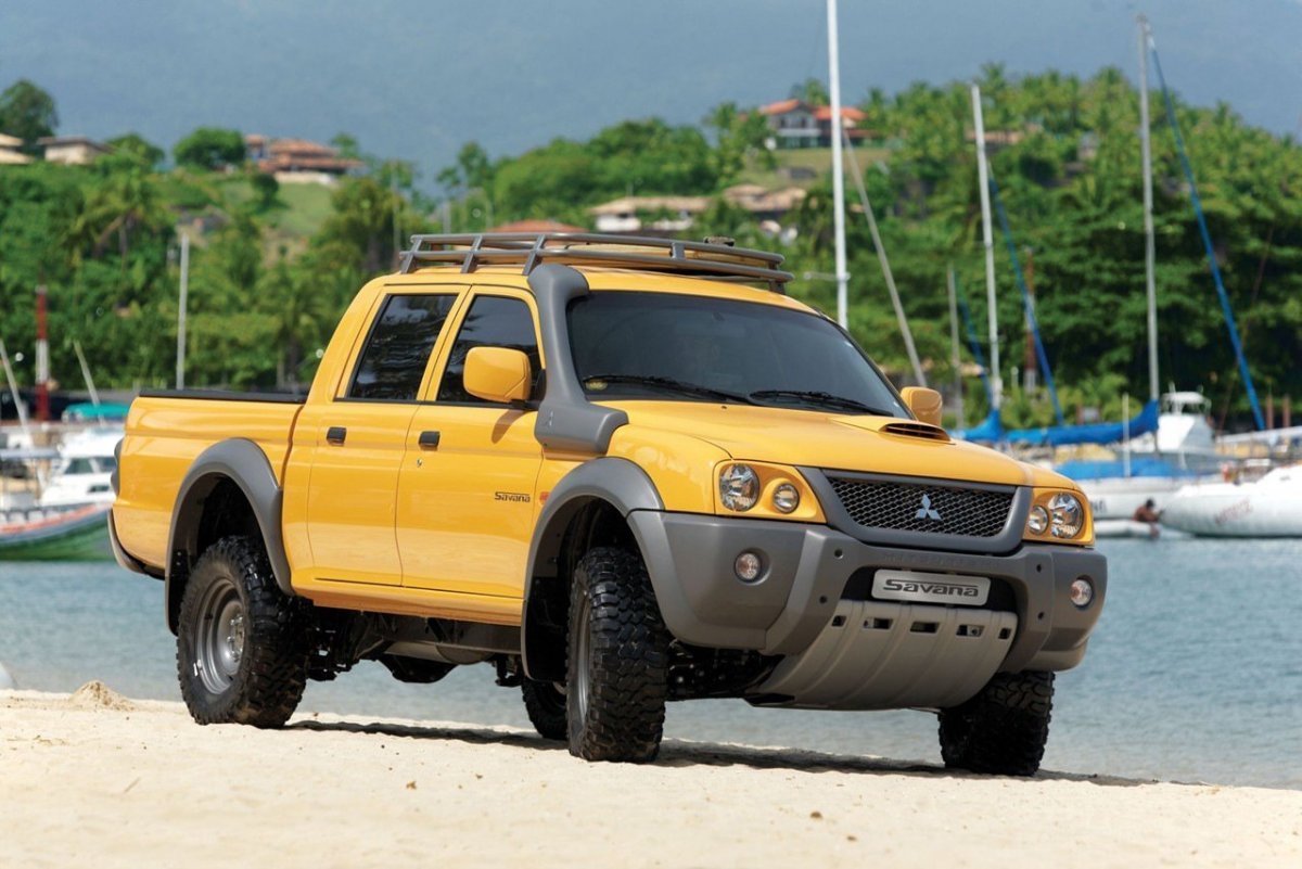 Mitsubishi l200 желтый