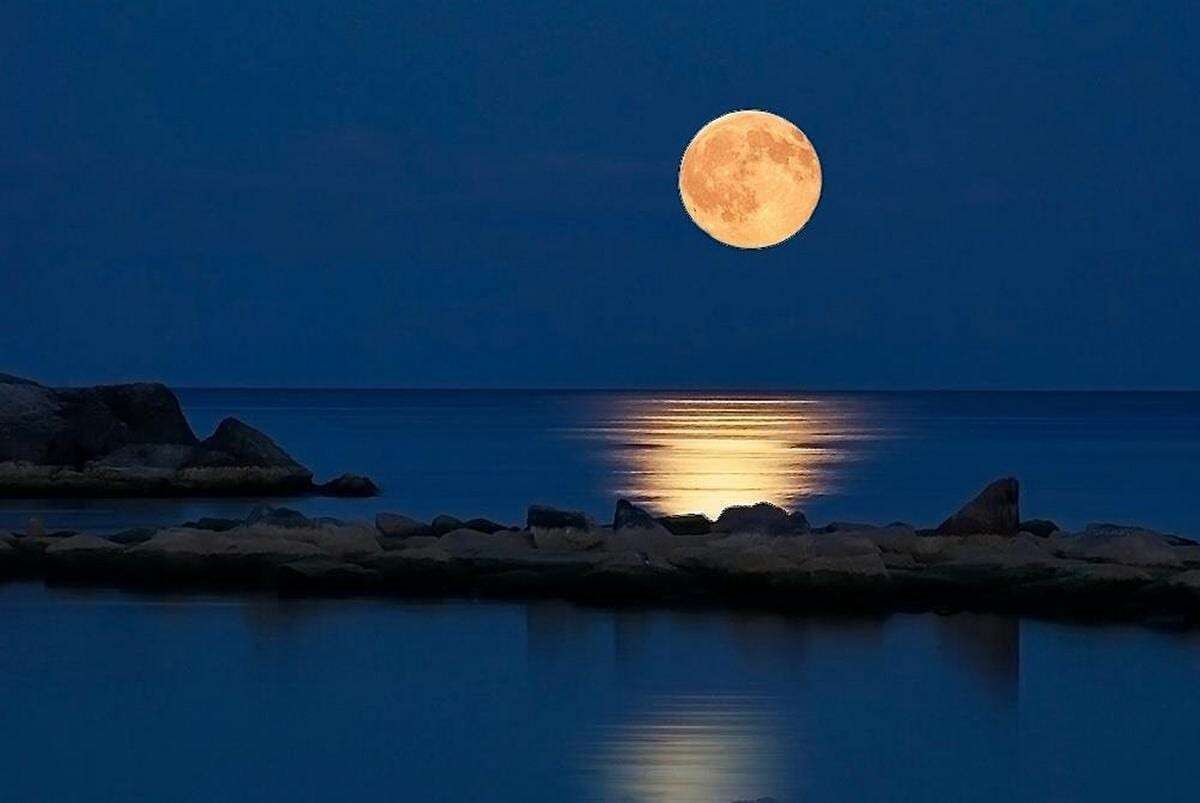 Луна над морем