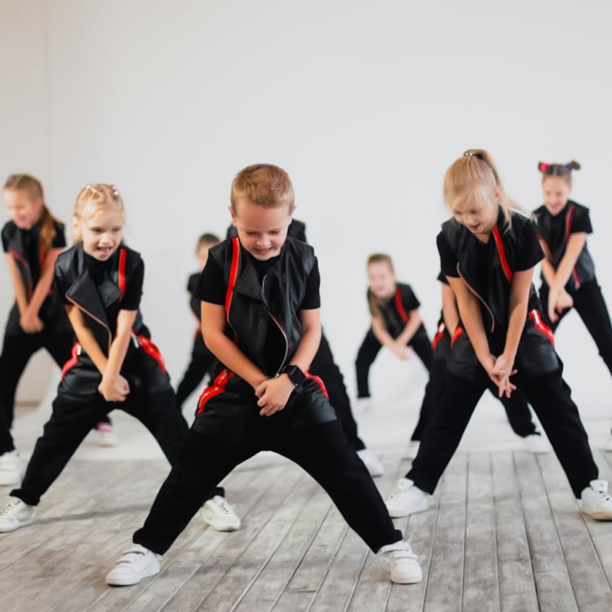 Детские движения современный танец. Современные танцы. Детские танцы. Современные танцы малыши. Танцевальные группы дети.