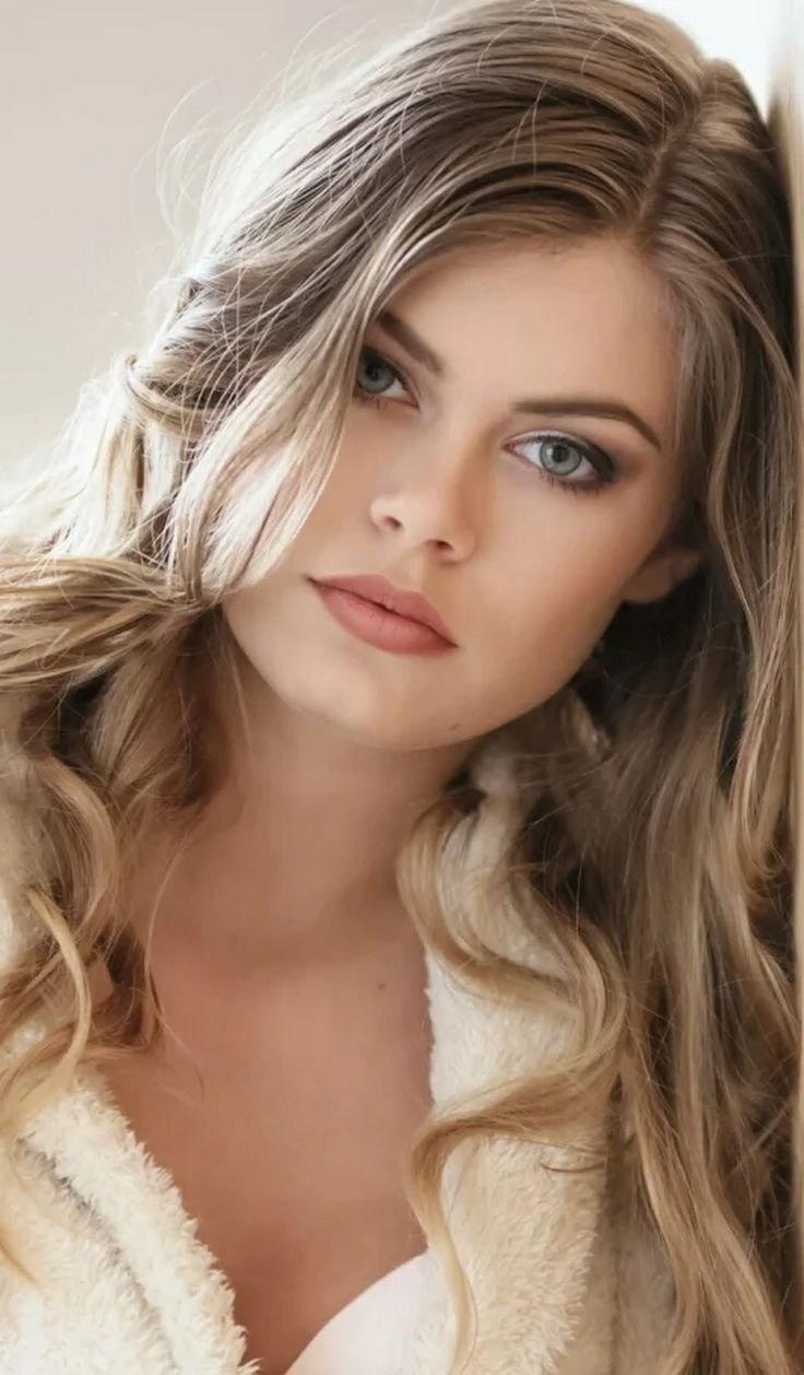 Красивая женщина
