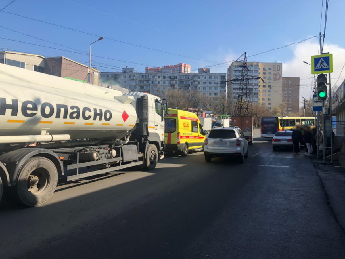 Бензовоз сбил бабушку во Владивостоке на стройматериалов