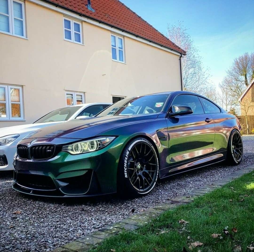 BMW m4 темно зеленая