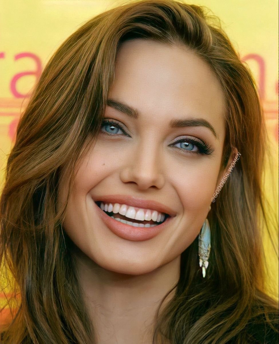 Анджелина Джоли улыбка зубы