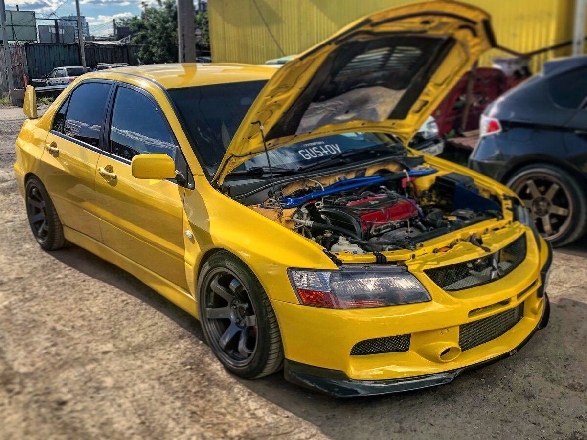 Mitsubishi Lancer Evolution 9 желтый салон
