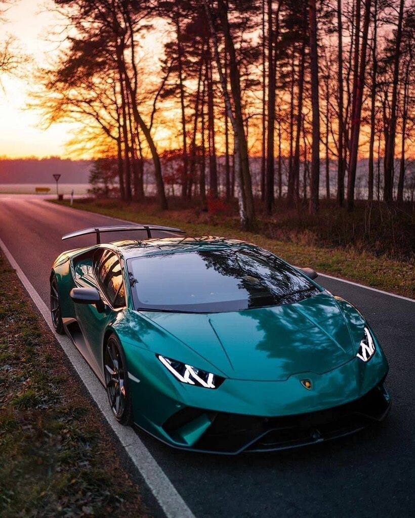 Спорткар Ламборджини авентадор