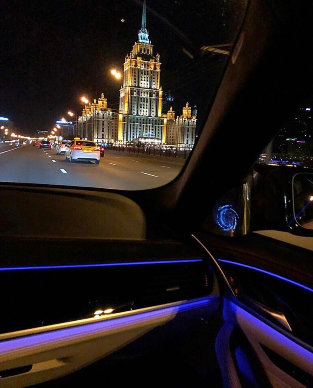 Ночной город из машины