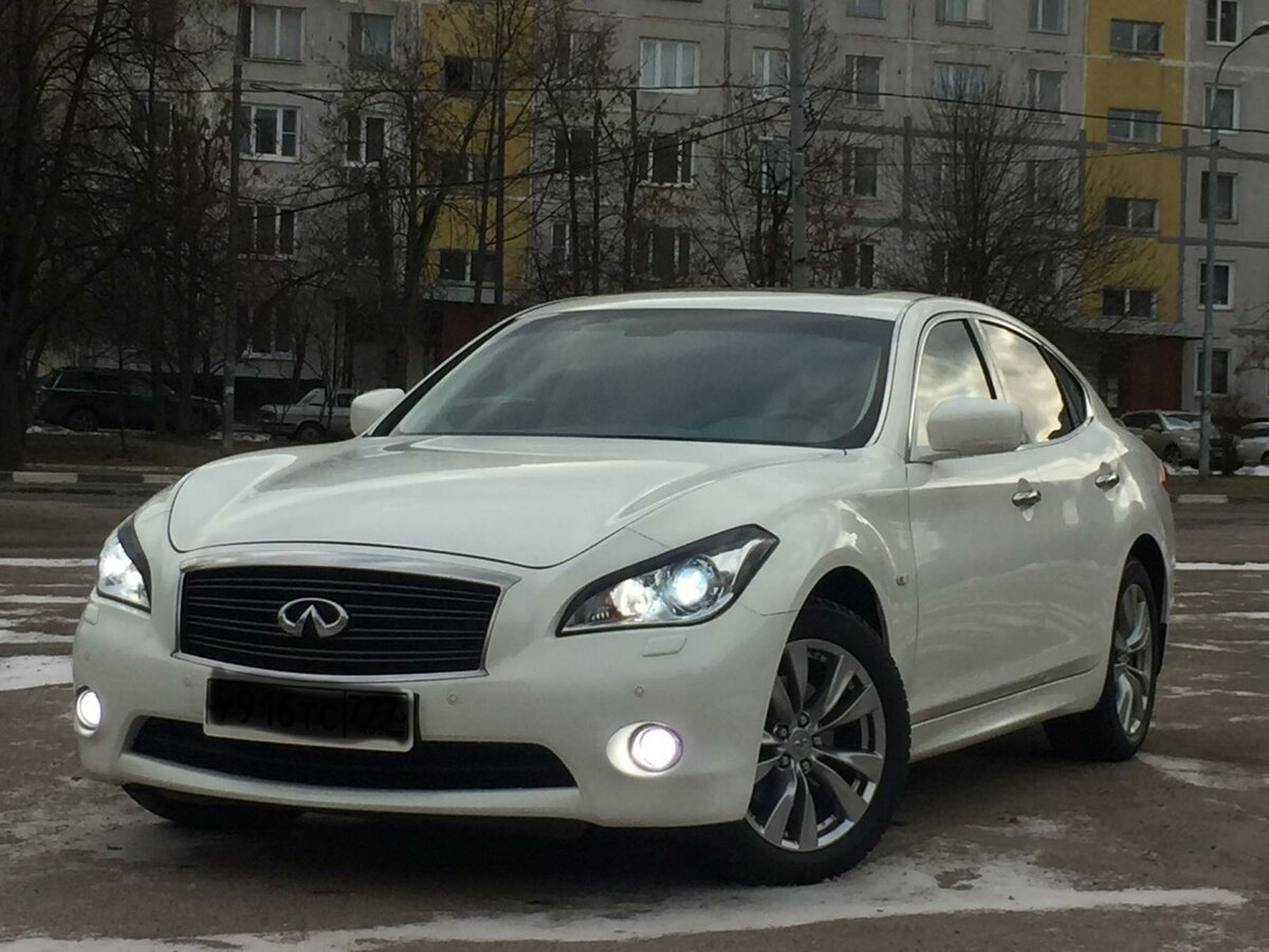Infiniti m37 White