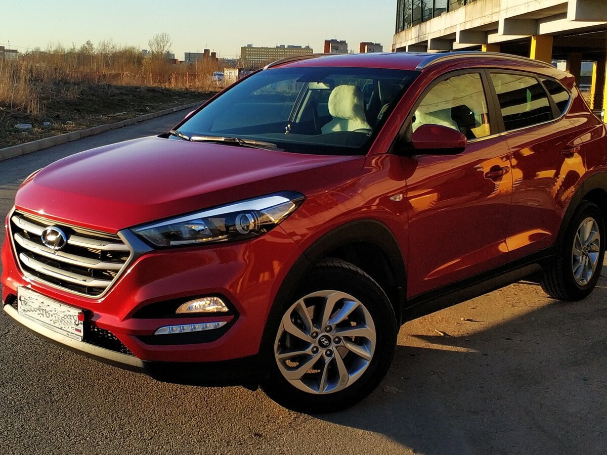 Hyundai Tucson 2022 красный