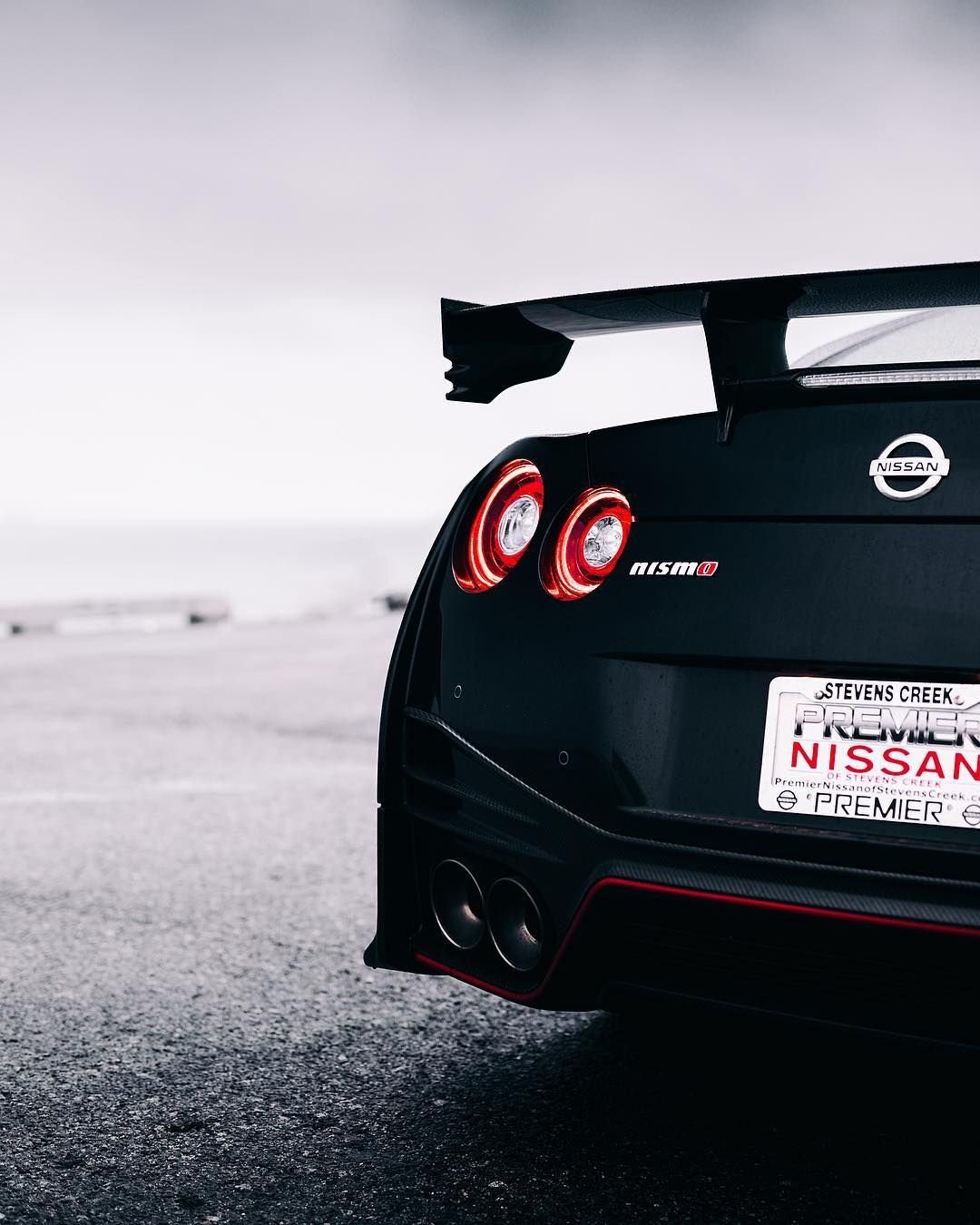 Nissan Skyline r35 сзади