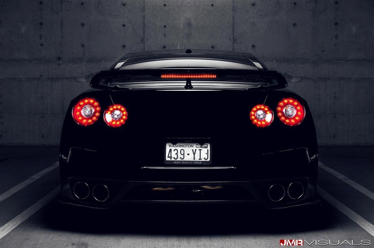 Nissan Skyline GTR r35 сзади неон