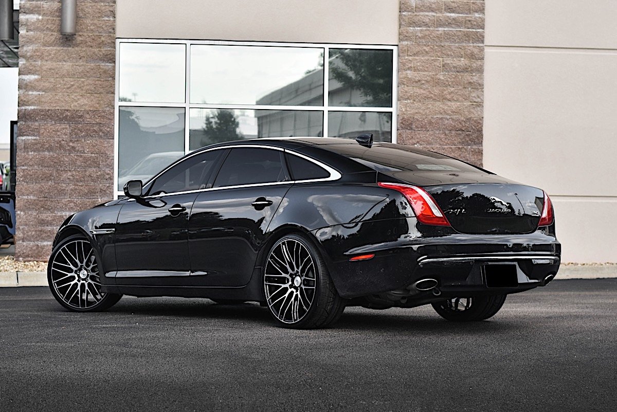 Jaguar XJ черный антихром