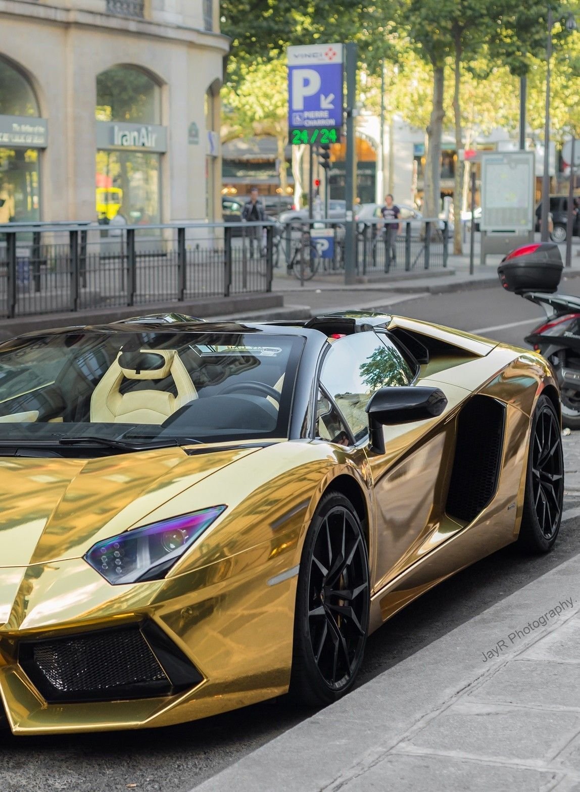 Спорткар Ламборджини авентадор