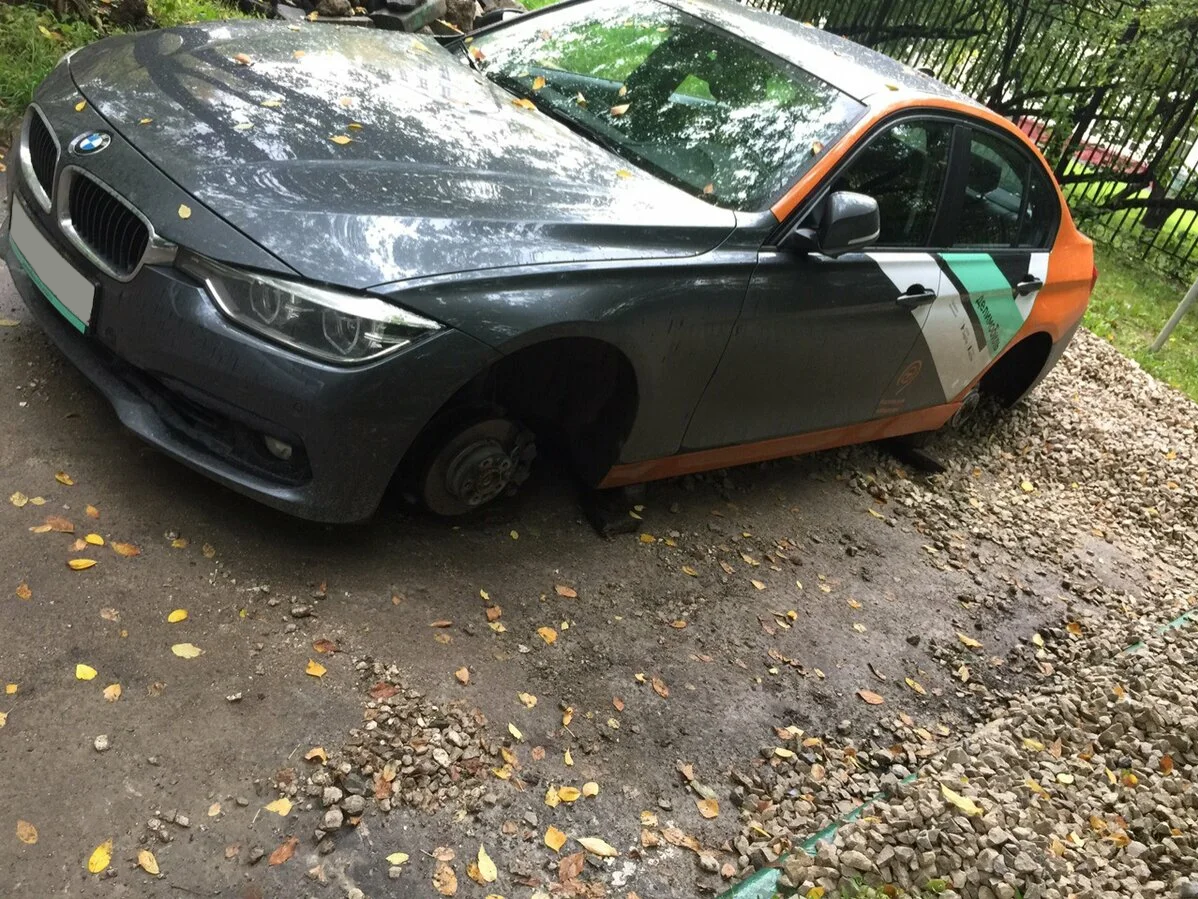 БМВ 320i Делимобиль