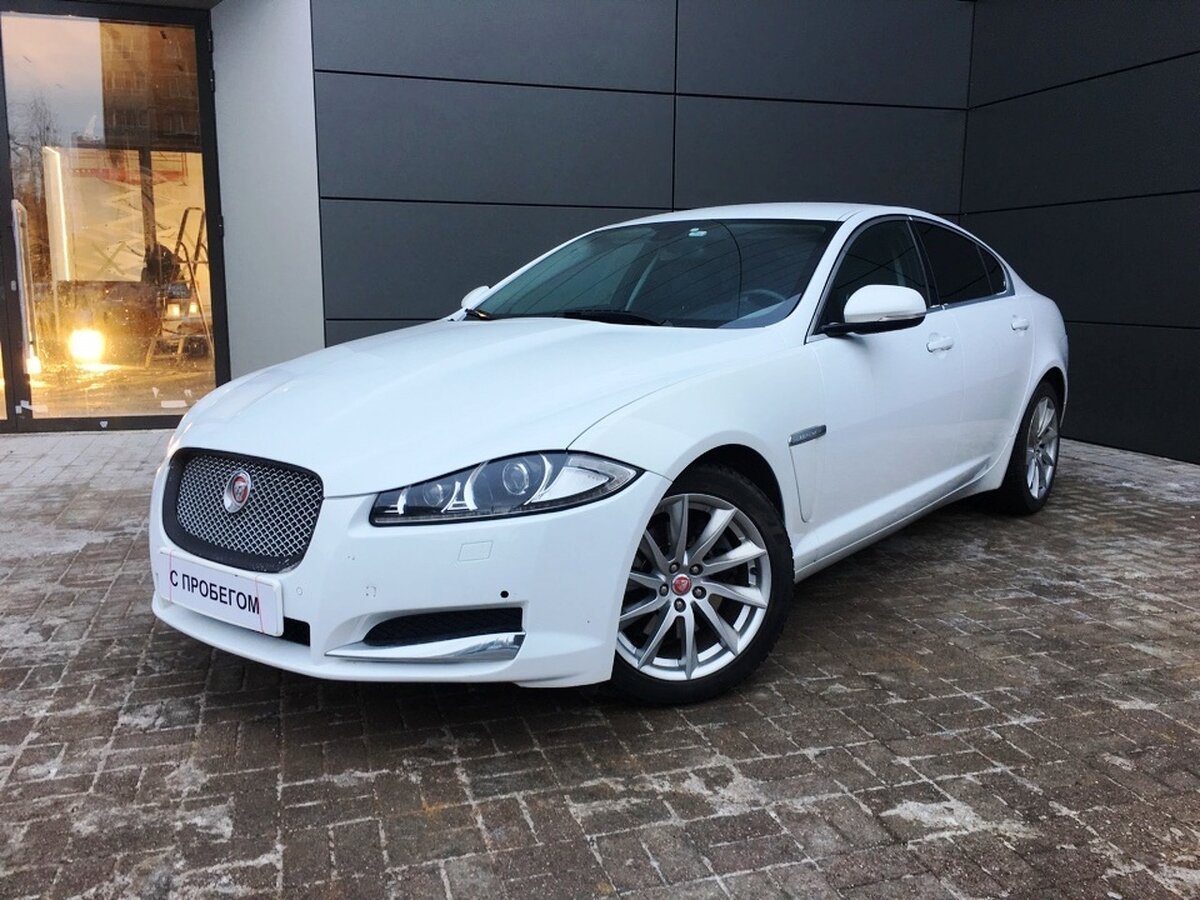 Jaguar XF белый