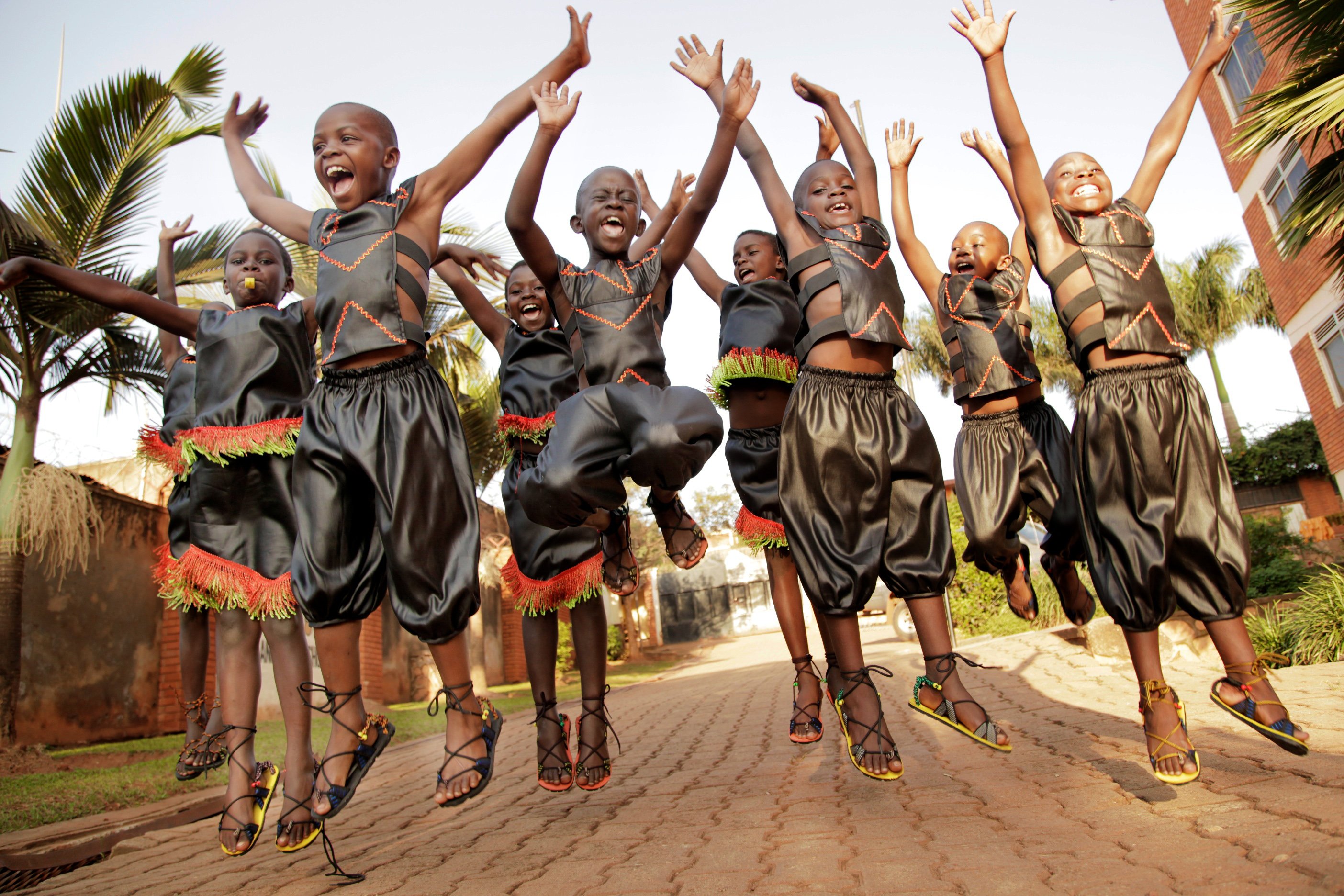 Люди ликуйте народы. Африкан Брэйдс. Танцы народов Африки. Африканские танцы для детей. Культура Африки.