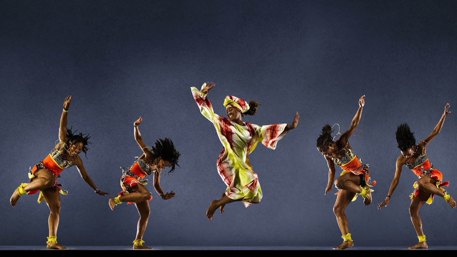 Темнокожие танцуют. Афро джаз танец. Африканские танцы. Афро танец современный. Танцоры Африки.