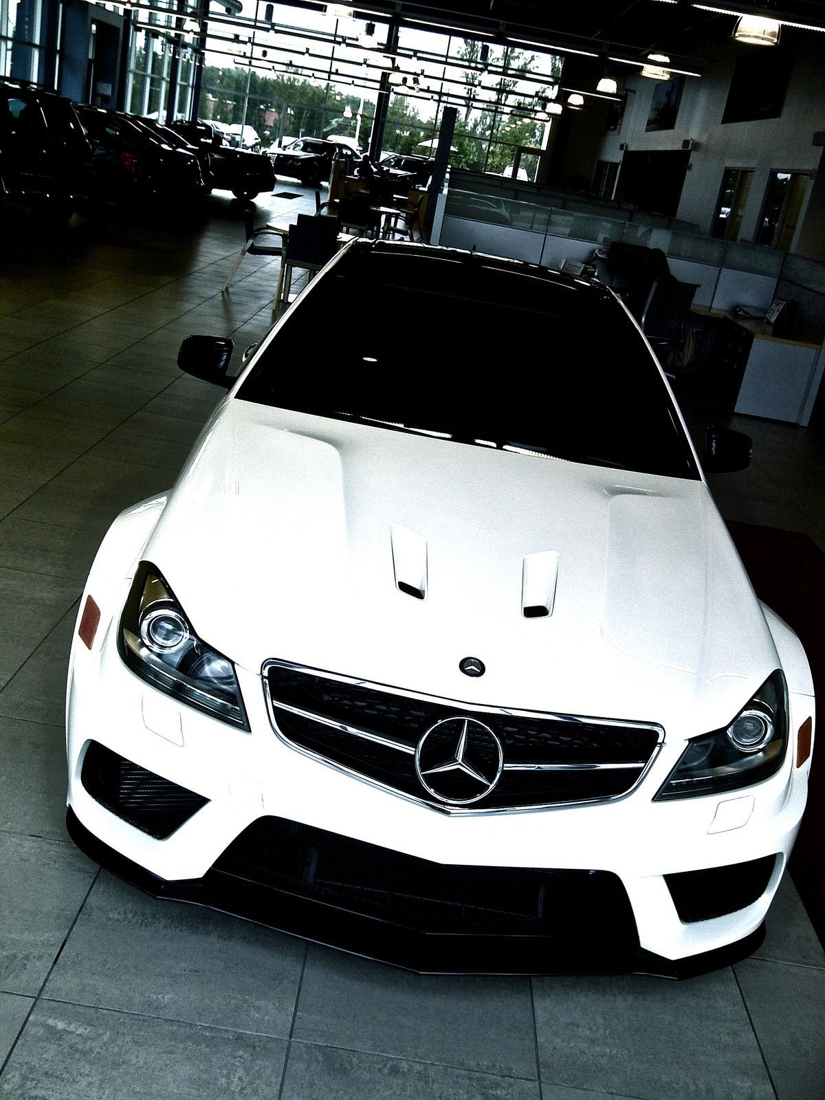 Мерс 63 AMG ,бело черный
