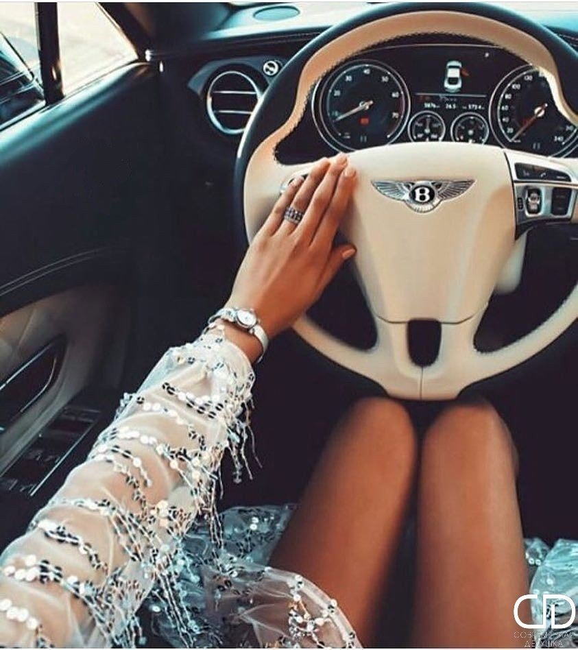 Роскошная женщина в автомобиле