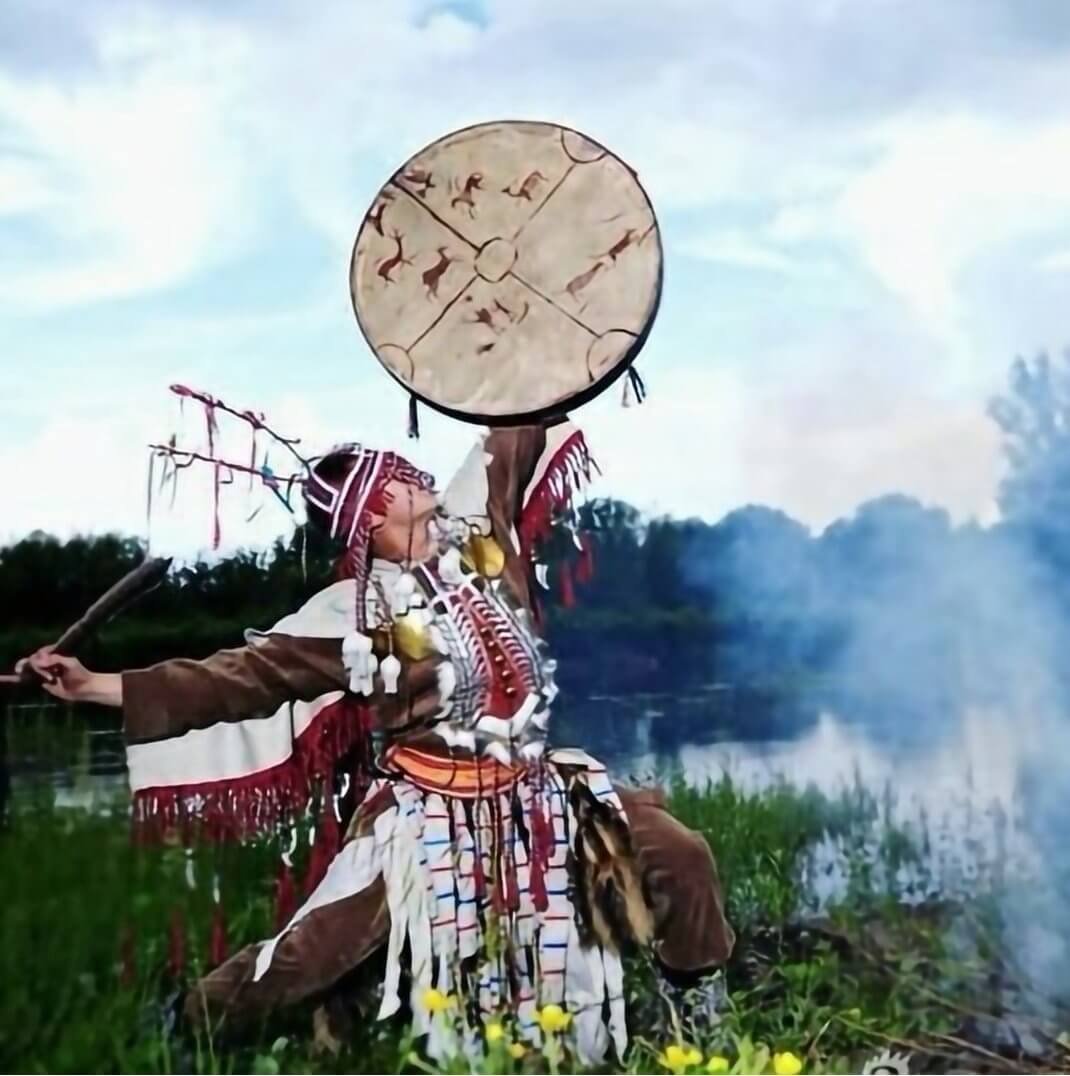 Шаманы с бубнами