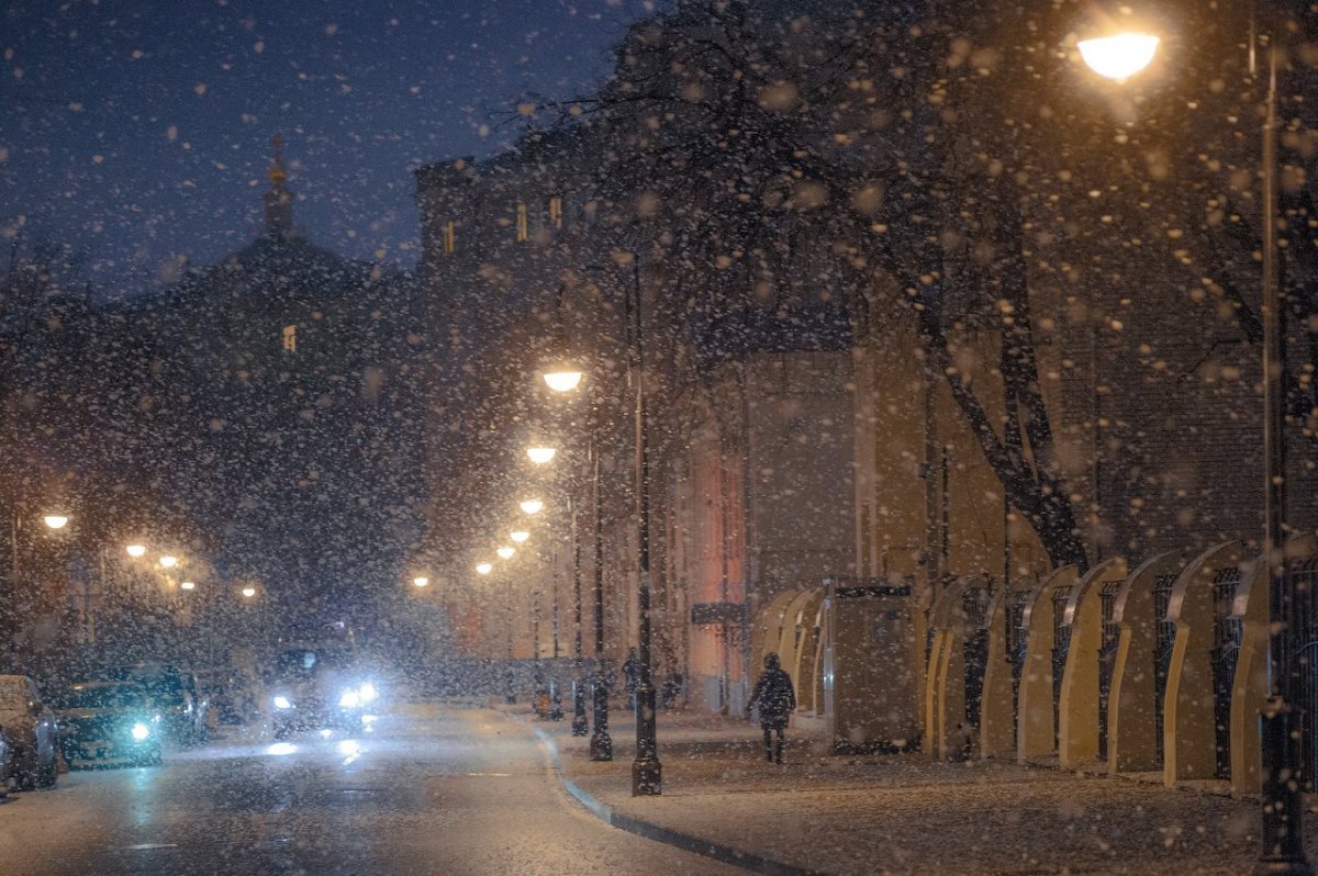 Зимний город вечером без людей