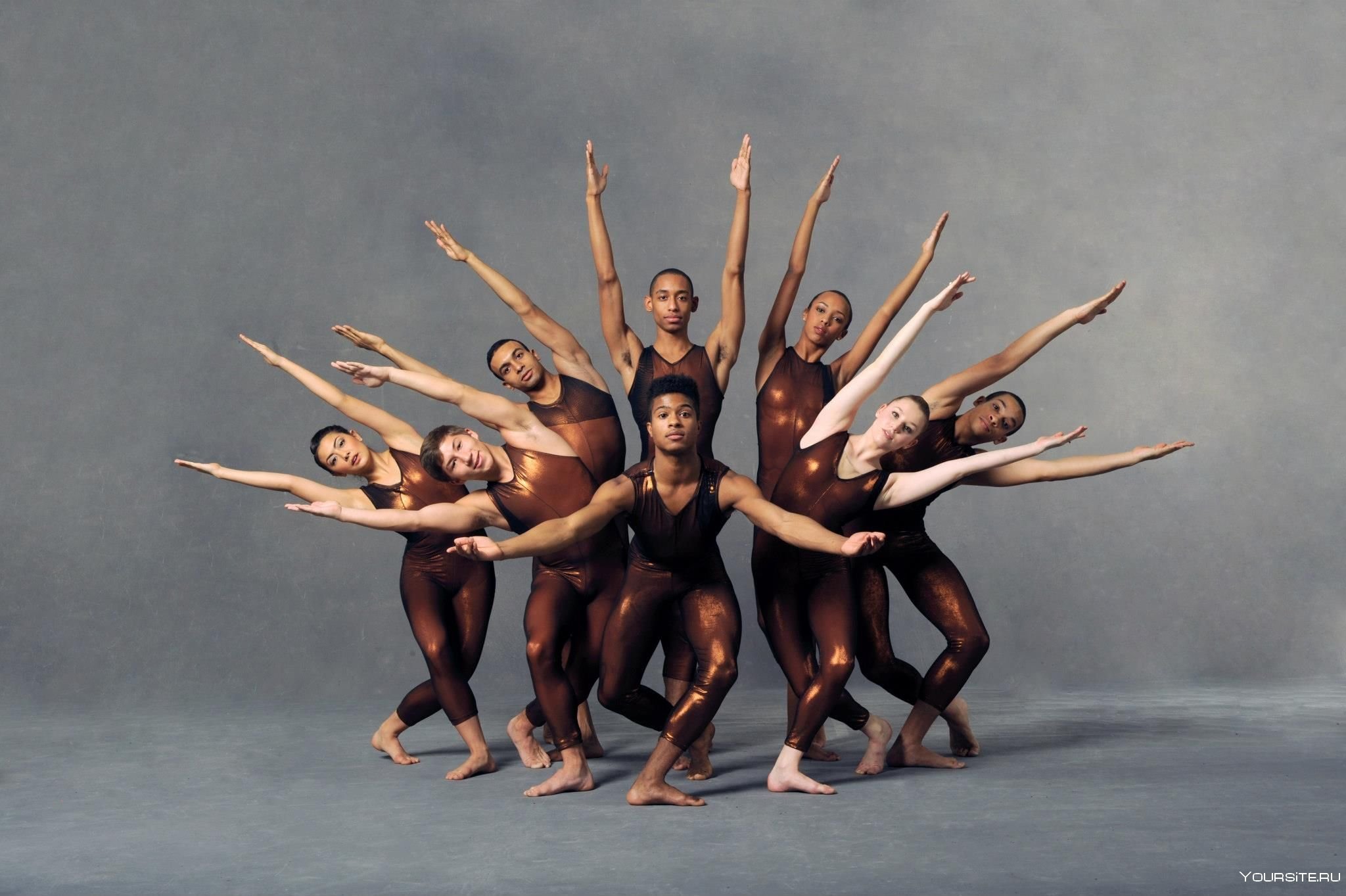 Танцуют синхронно. Alvin Ailey Ballet. Современные танцы. Современная хореография. Современная хореография в балете.