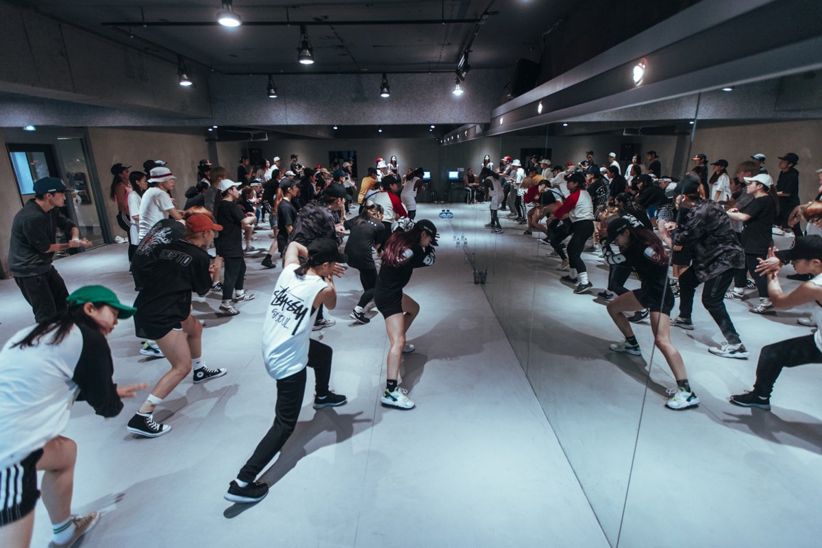 1 Million Dance Studio в Корее
