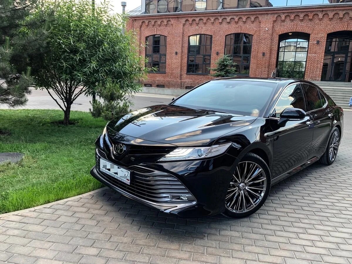 Чёрная Toyota Camry v70