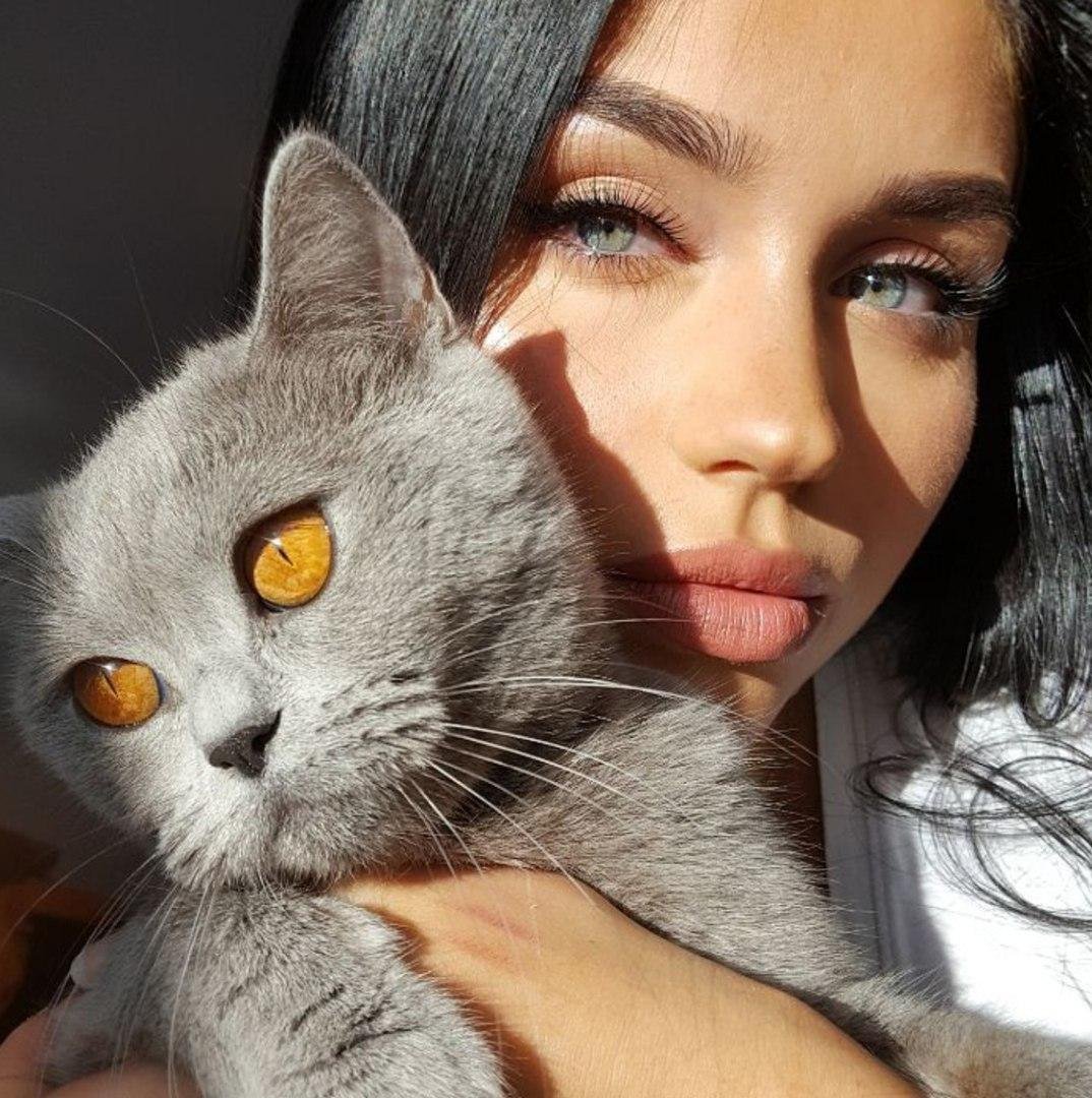 Девушка с котом