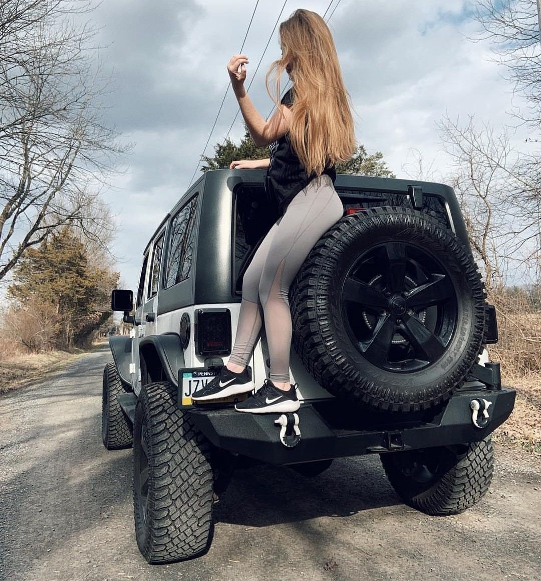 Фотосессия с джипом девушки