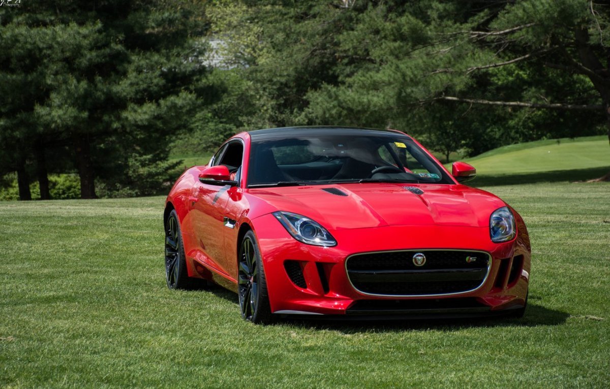 Красный Ягуар f-Type машина