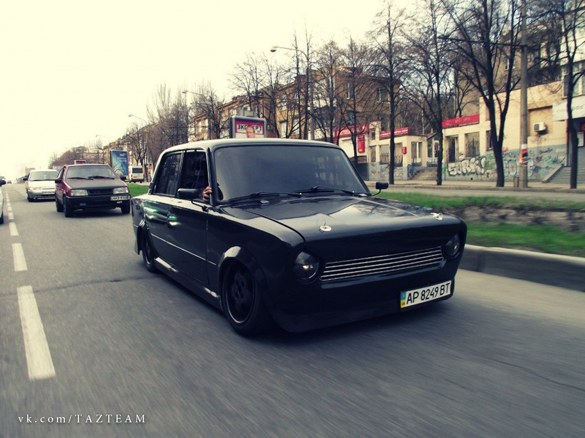ВАЗ 2101 черная тонированная