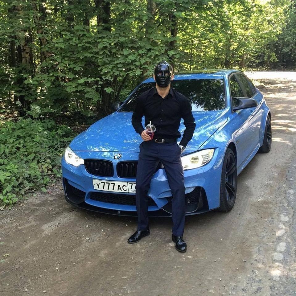 Пацан возле авто
