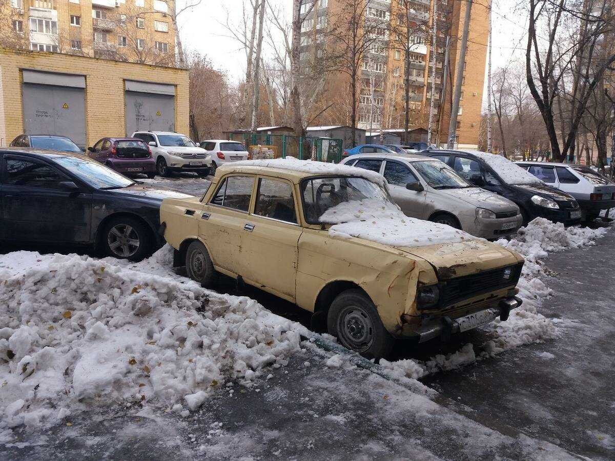 Заброшенные автомобили во дворах