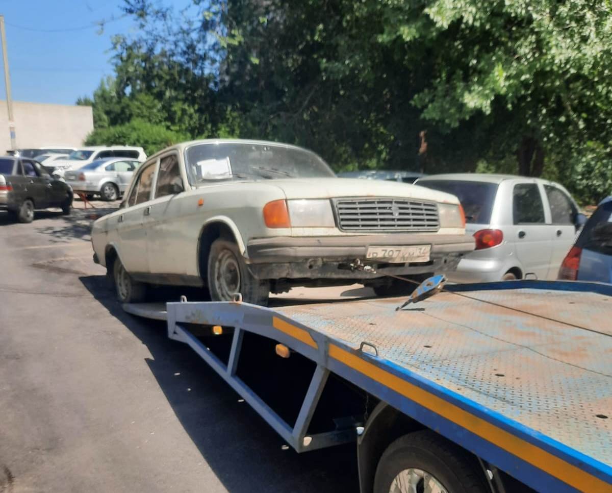 Брошенные машины во дворах