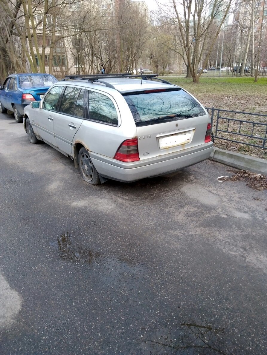 Брошенный автомобиль во дворе