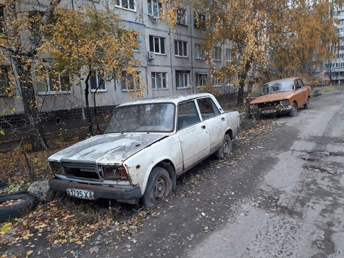 Заброшенные автомобили во дворах