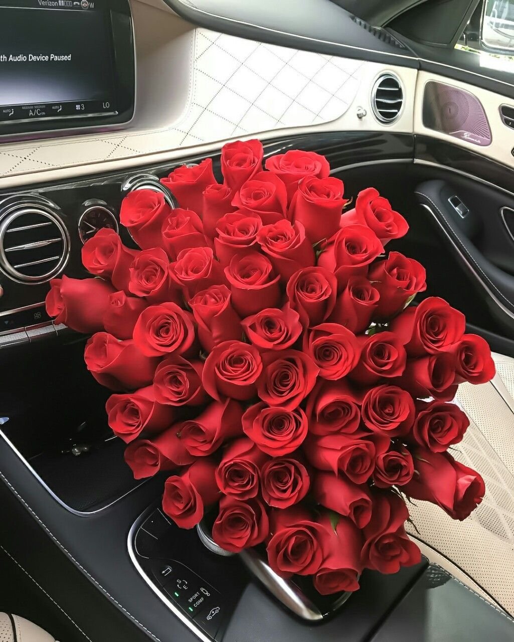 Букет цветов в машине Ауди