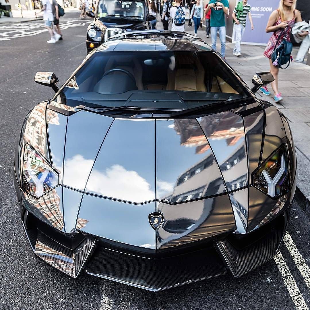 Lamborghini Aventador зеркальная
