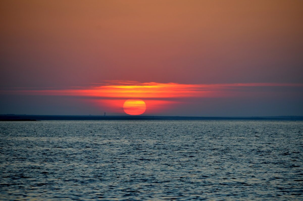 Огненный закат на море
