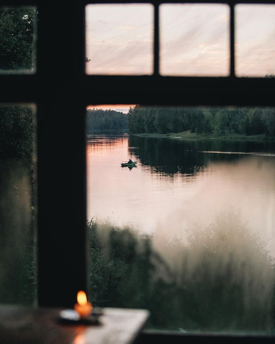 Окно с видом на озеро