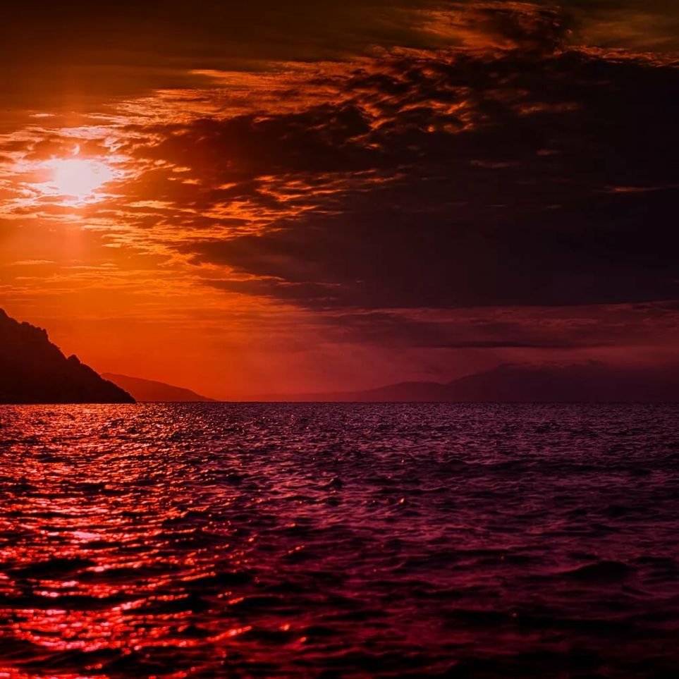 Красный закат на море