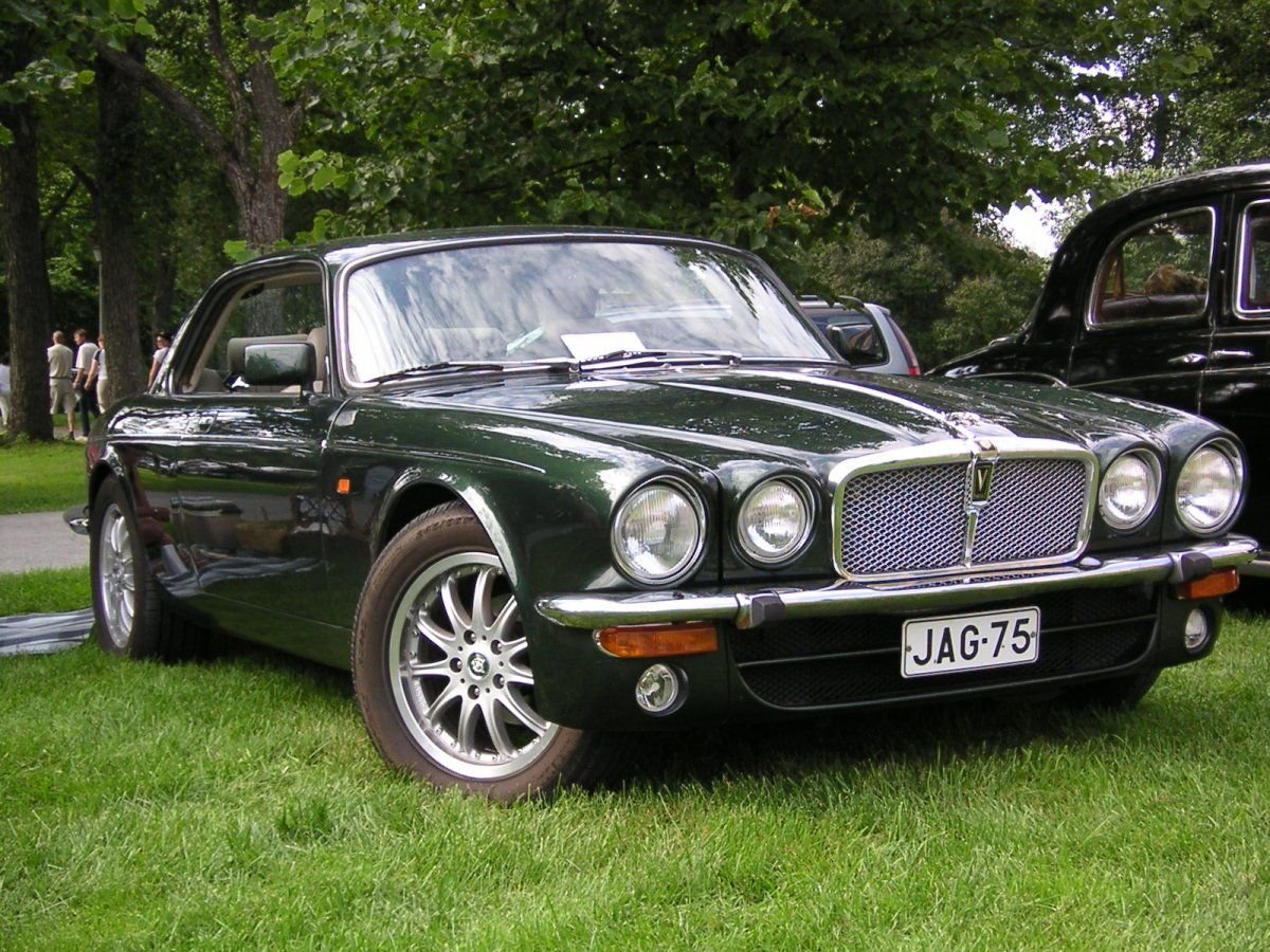 Машина Ягуар XJ 12