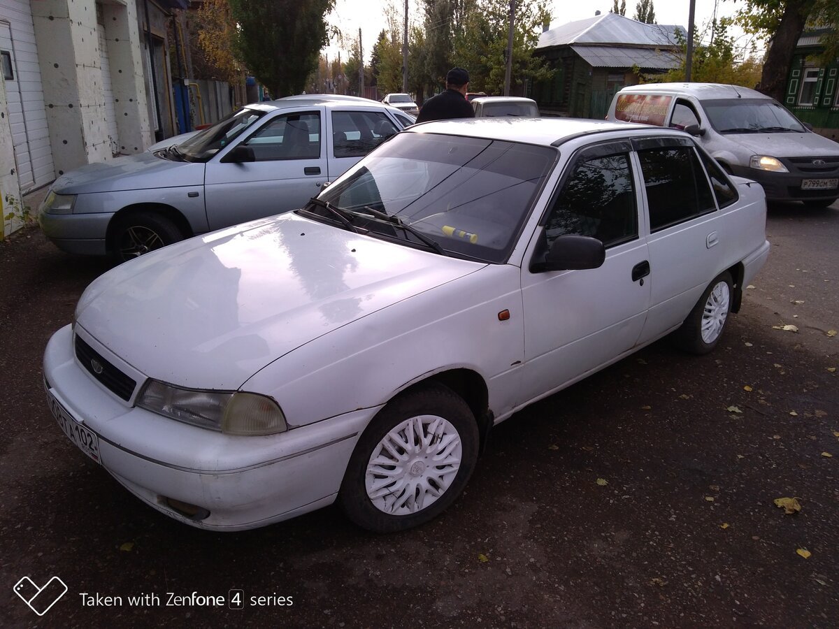 Дэу Нексия белая 2001года