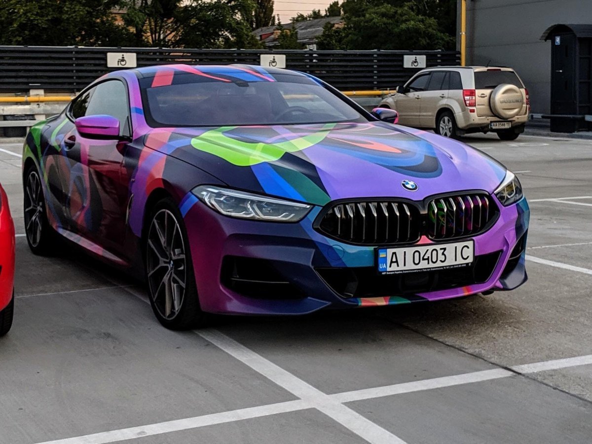 БМВ И 8 Радужное