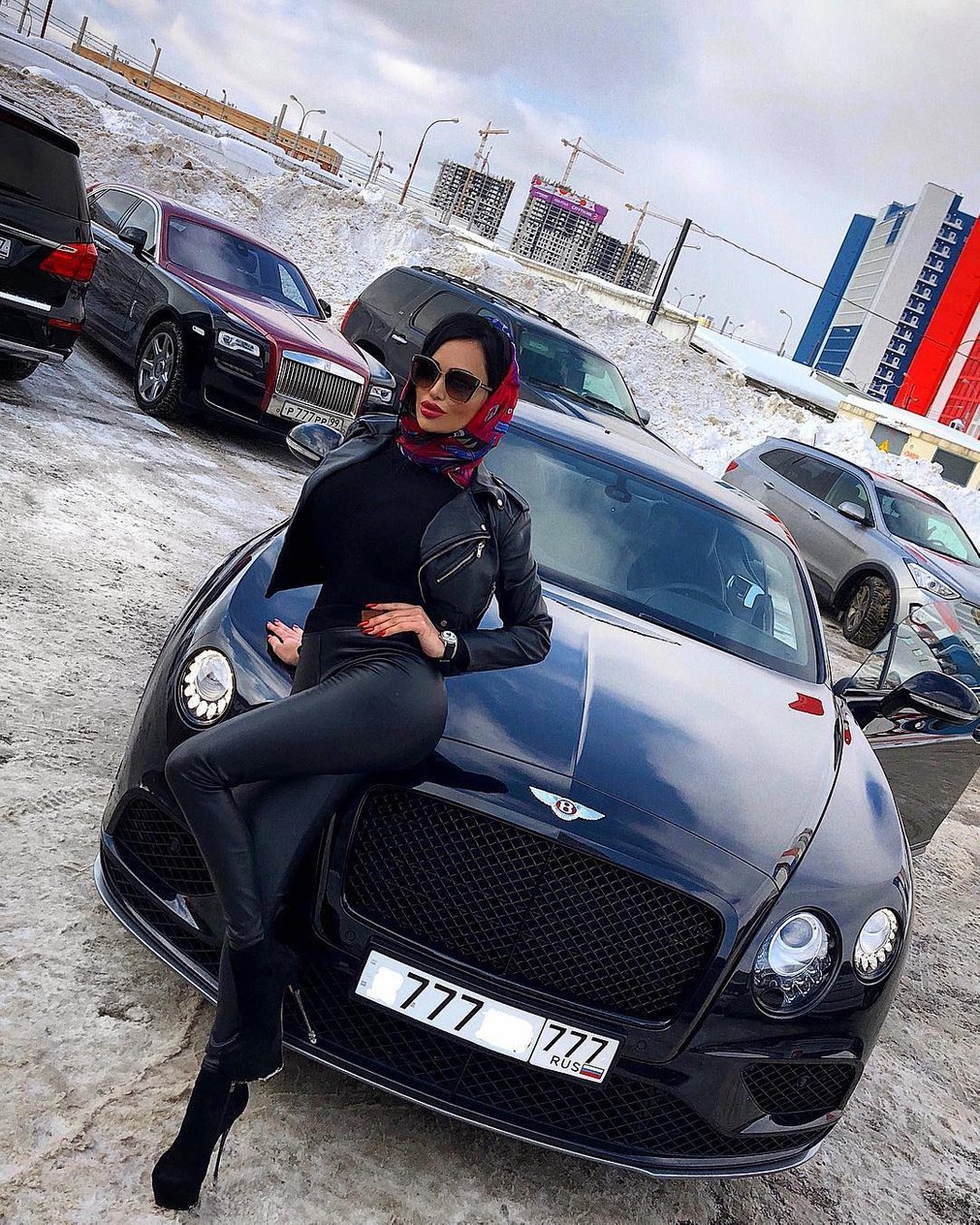 Нита Кузьмина у авто
