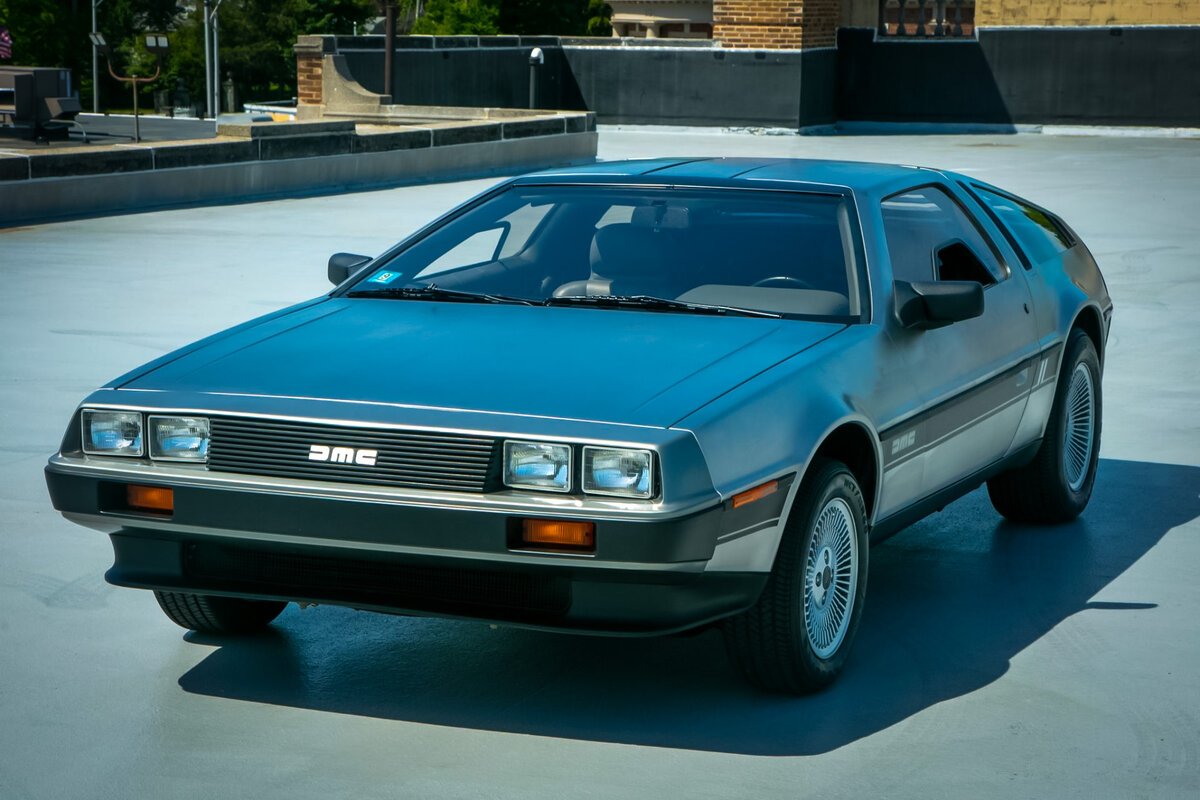 DELOREAN DMC-12 неон