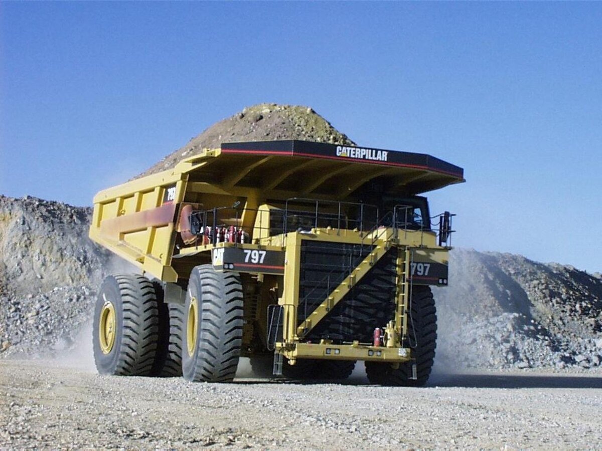 Карьерный самосвал Caterpillar 797b