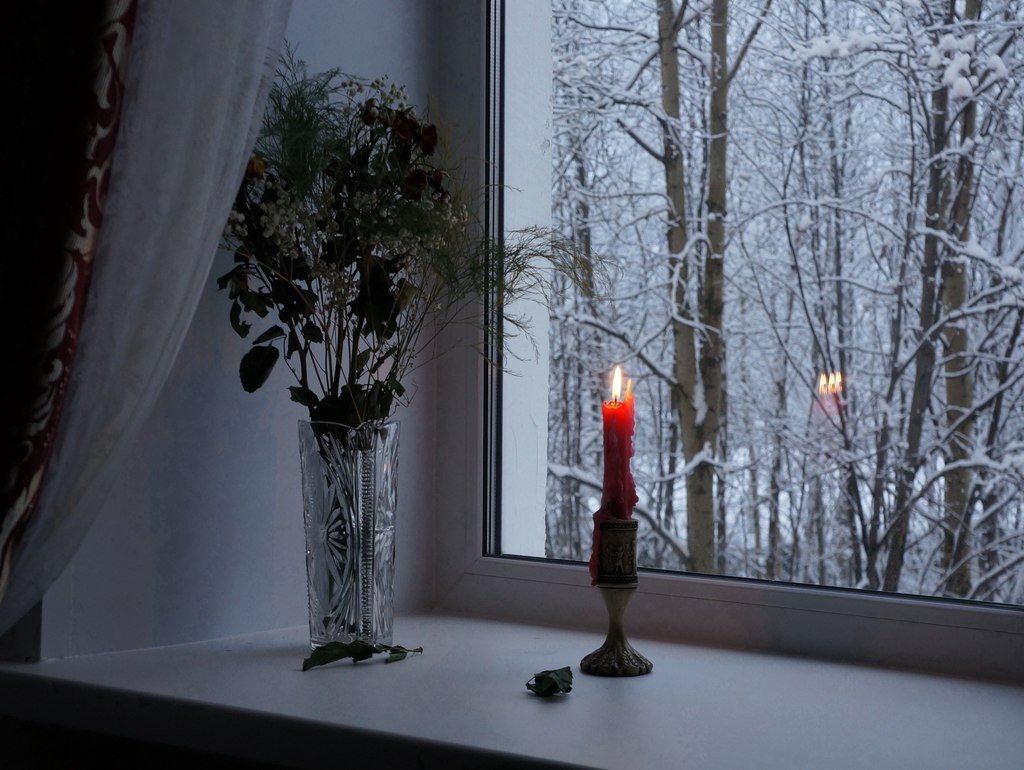 Свеча на подоконнике