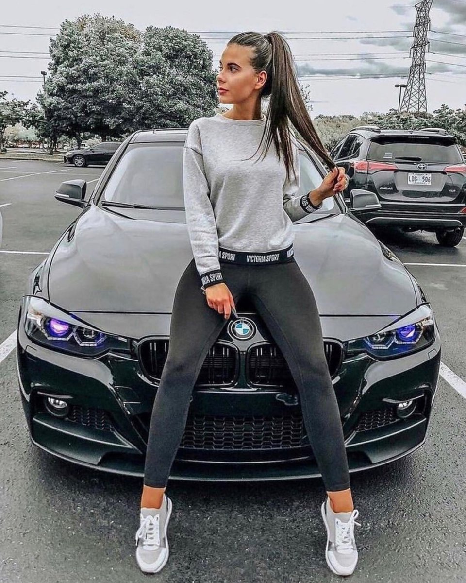 Черная спортивная машина