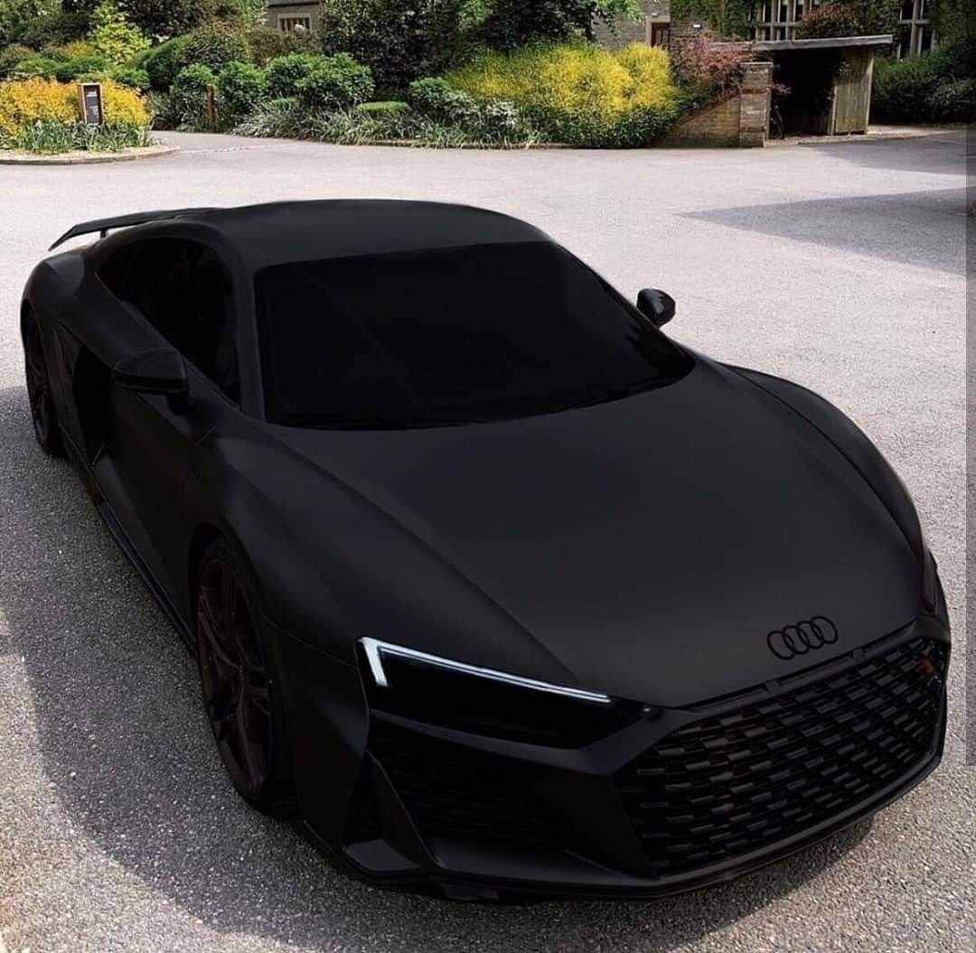 Черный матовый автомобиль